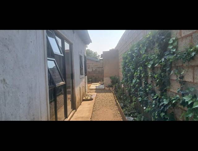2 BEDROOM HOUSE FOR SALE IN THOKOZA EXT 2